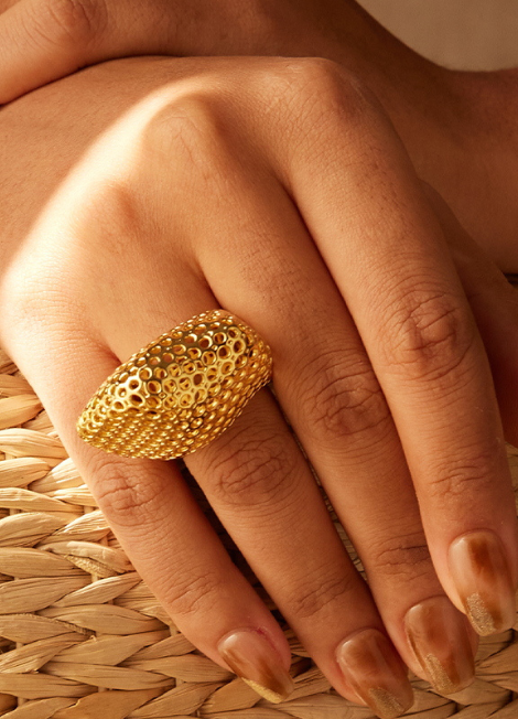 Make a statement with the Bella Hollow Bold Ring in 18K gold plating—modern, chic, and perfect for fashion-forward women in Hong Kong.