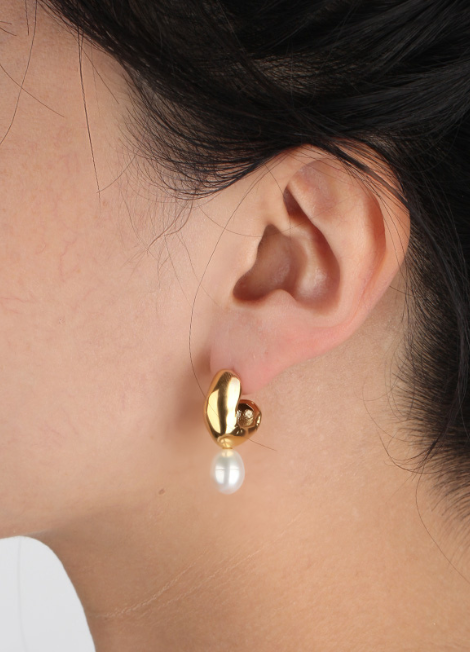 Leona Earrings – 18K Gold Plated Chunky Pearl Elegant Statement Jewelry for Women in Hong Kong