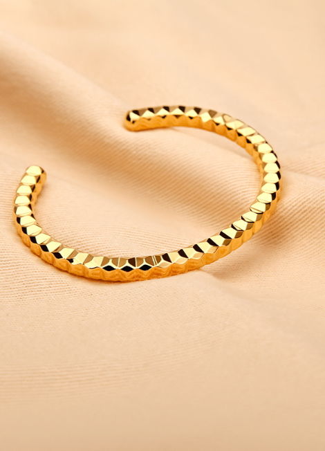 Enzo Bangle in 18K gold plating—sleek, minimalist, and versatile. Perfect for stacking or solo wear, a timeless accessory for Hong Kong style.
