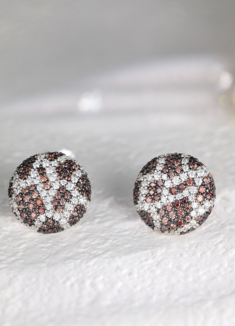 Giraffe Glam brings playful elegance with bold animal print accents. A standout piece for confident women embracing unique style in Hong Kong.