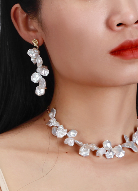 The Kiara Earrings in 18K gold plating offer sleek, minimalist shine—perfect for adding a touch of elegance to any outfit in Hong Kong.