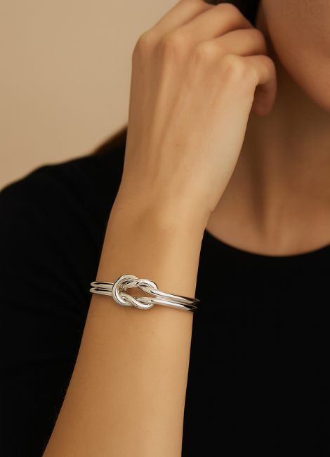 love knot bangle hk, silver bracelet hong kong, symbolic bracelet for women, stainless steel jewelry hk, gift for her hong kong, knot jewelry hk, minimalist bangle hk
