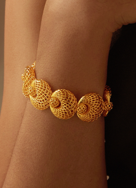 Make a statement with the Macy Hollow Bracelet. Bold, 18K gold plated, and perfect for elevating any outfit—loved by trendsetters in Hong Kong.