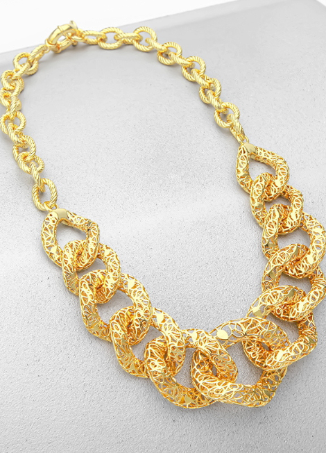 The Maya Hollow Necklace features a sculptural, modern pendant in 18K gold plating—a bold piece perfect for Hong Kong’s stylish women.