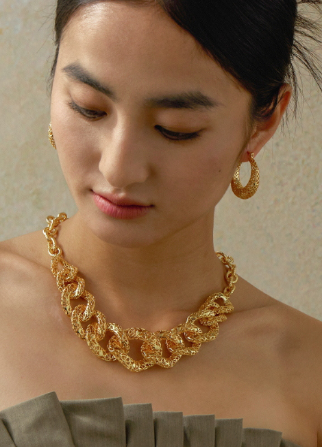 Modern pendant in 18K gold plating—a bold piece perfect for Hong Kong’s stylish women.
