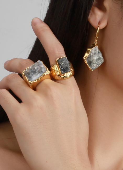 signet ring hk, gold signet ring hong kong, monolith ring hk, 18k gold plated ring for women, bold ring hong kong, modern jewelry hk, statement ring hk, gift for her hk