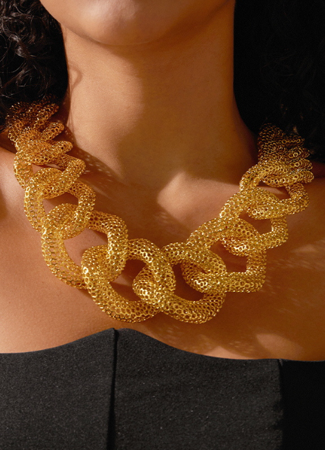 The Ida Hollow Hold Necklace is a bold yet minimalist piece designed to stand out. Featuring a sculptural hollow pendant suspended on a sleek chain, this necklace is crafted with a durable 18K gold plated finish for a luxurious shine that lasts.