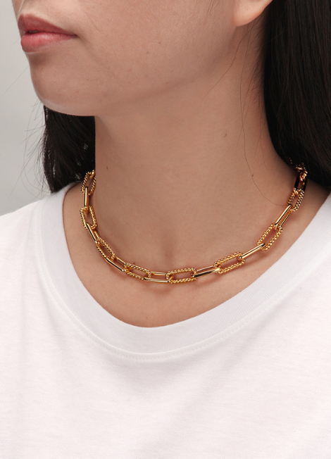 Sleek and on-trend, the Paperclip Choker in 18K gold plating adds effortless edge to your everyday look. A must-have statement in Hong Kong.