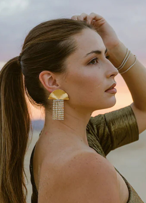 Add a sunny flair to your style with the Summer Tassel Earrings in 18K gold plating. Light, bold, and perfect for summer days in Hong Kong.