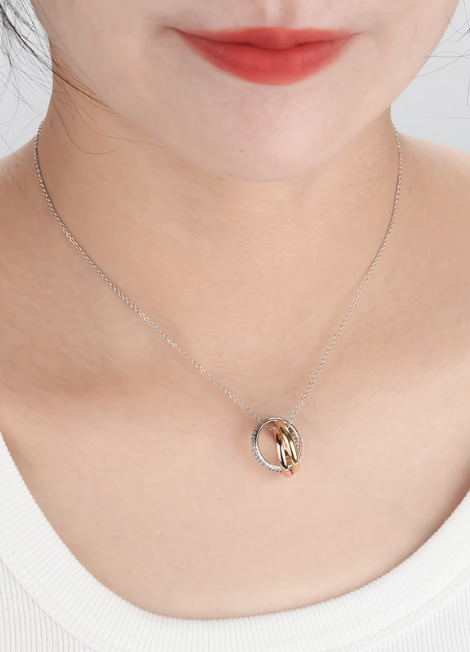Trinity Necklace in silver plating—simple, elegant, and symbolic. A meaningful everyday piece for women in Hong Kong. Lightweight, modern, and gift-ready.

