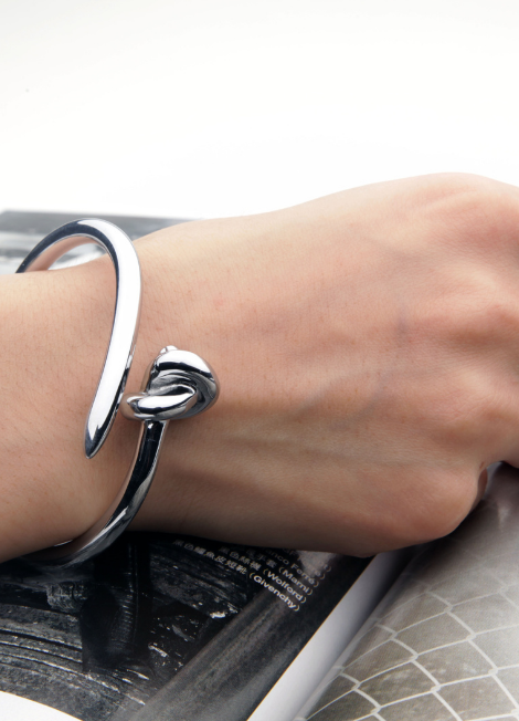 Single Knot Bangle – Silver Plated Stainless Steel Minimalist Bracelet for Women in Hong Kong

